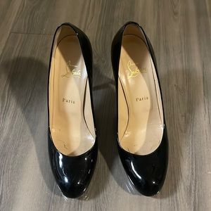 VGUC Christian Louboutin black patent leather pumps (size 39.5)